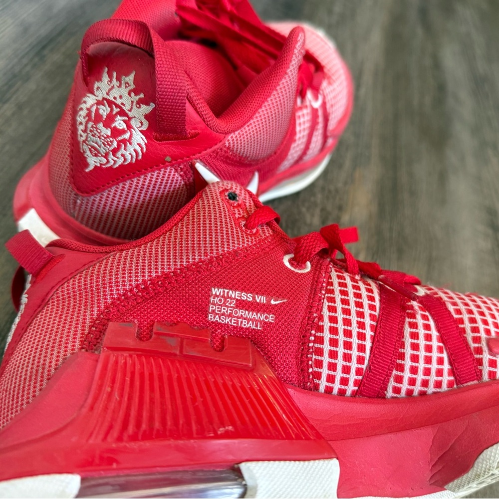 Nike Men’s 7.5 Red Basketball LeBron Witness Sneakers